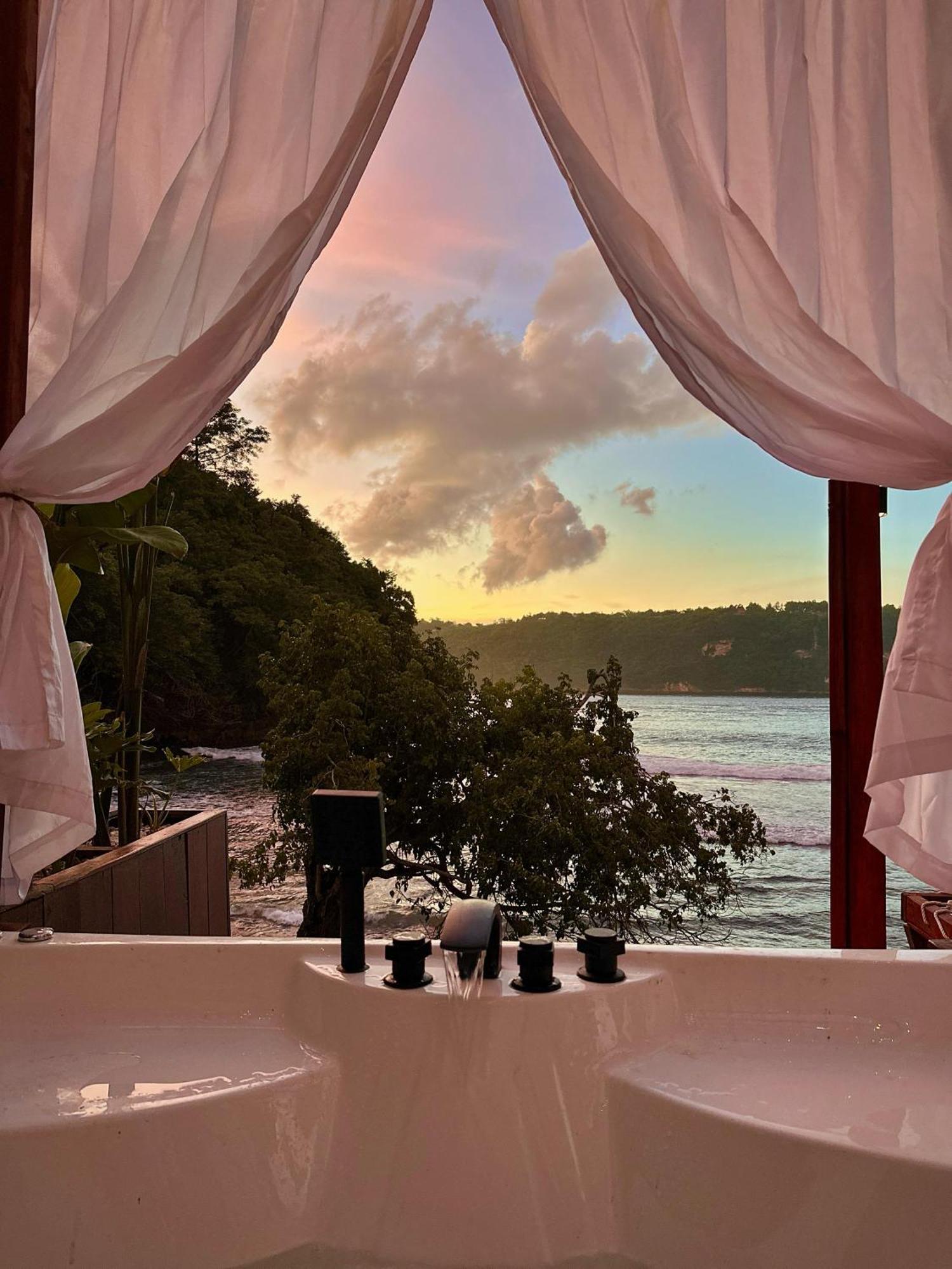 Beachfront Luxury Dome Villas - Gamat Bay Resort Nusa Penida Exterior photo