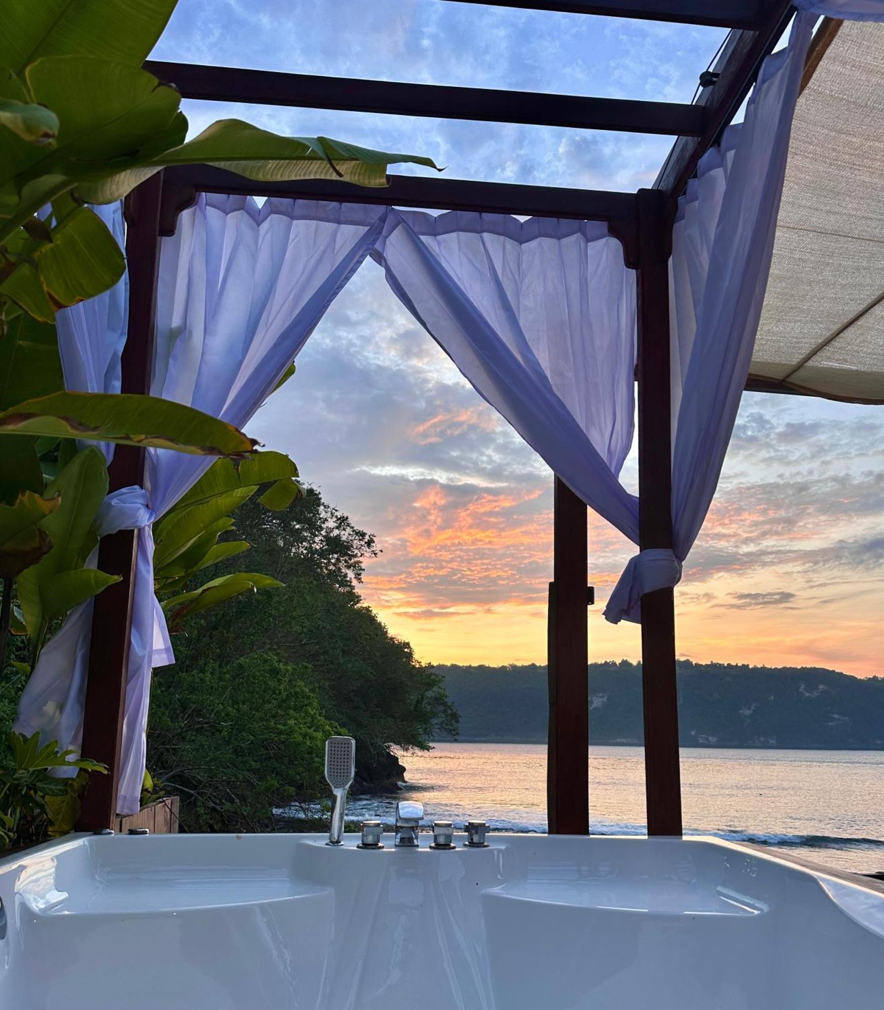 Beachfront Luxury Dome Villas - Gamat Bay Resort Nusa Penida Room photo
